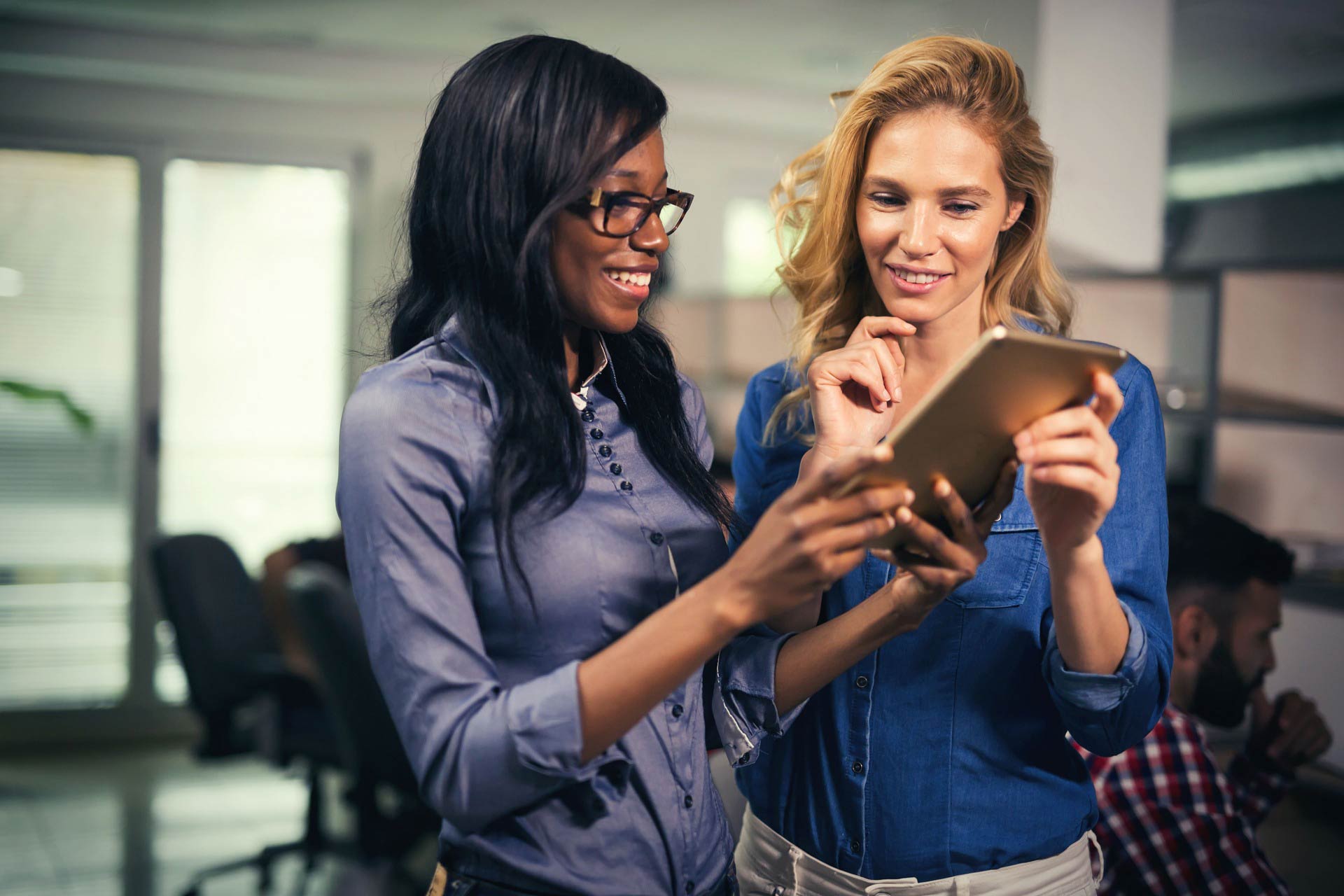 corporate-coworkers-brainstorming-in-company-WRFK8U5